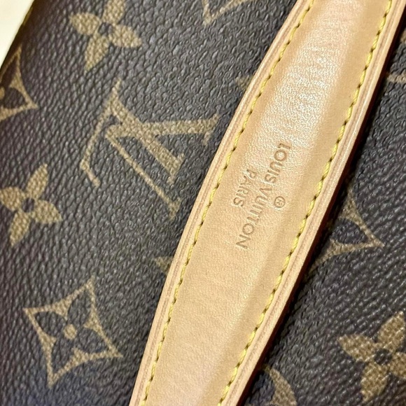 ❌SOLD❌🎀Louis Vuitton Monogram Bumbag - Picture 11 of 16